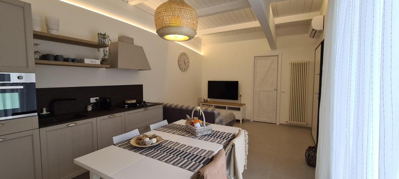 CUCINA CON PENISOLA E SALA DA PRANZO IN RESIDENZA A CESENATICO